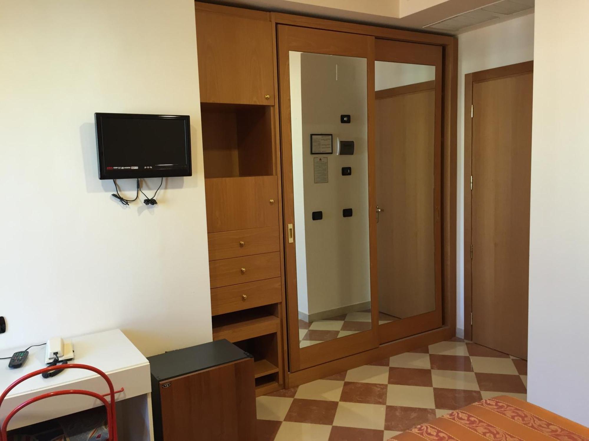 Hotel Fiorella セニガッリア 部屋 写真