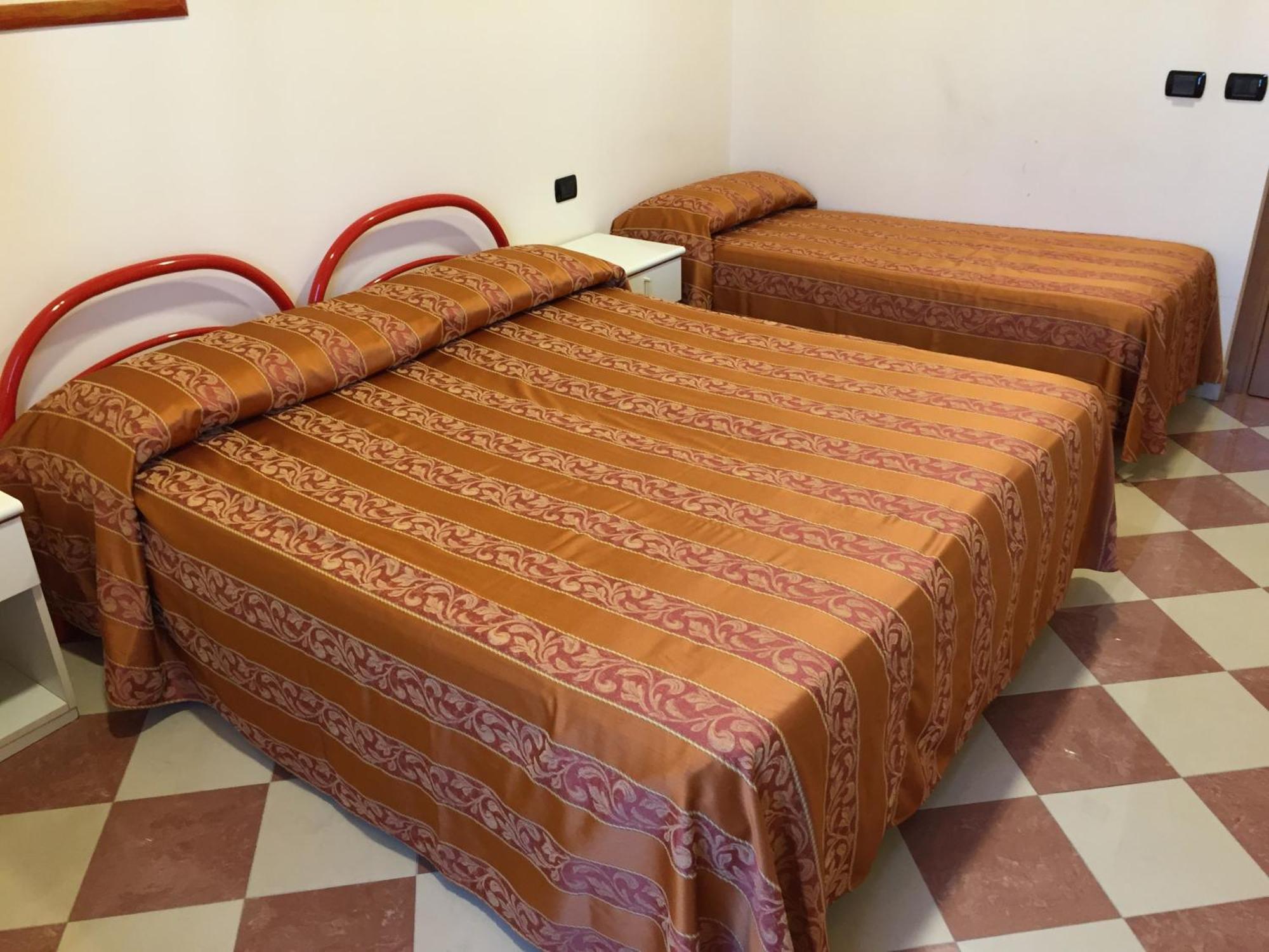 Hotel Fiorella セニガッリア 部屋 写真
