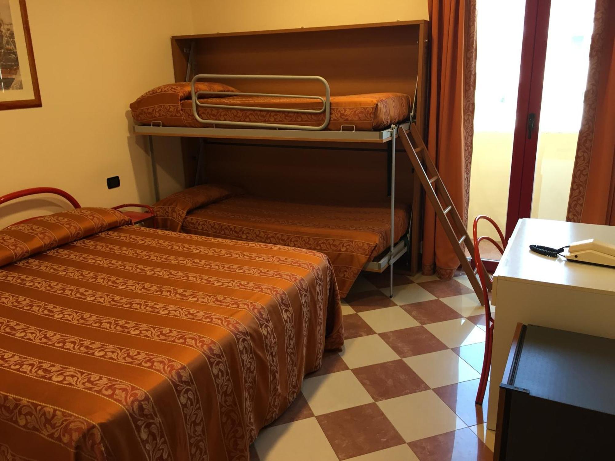 Hotel Fiorella セニガッリア 部屋 写真