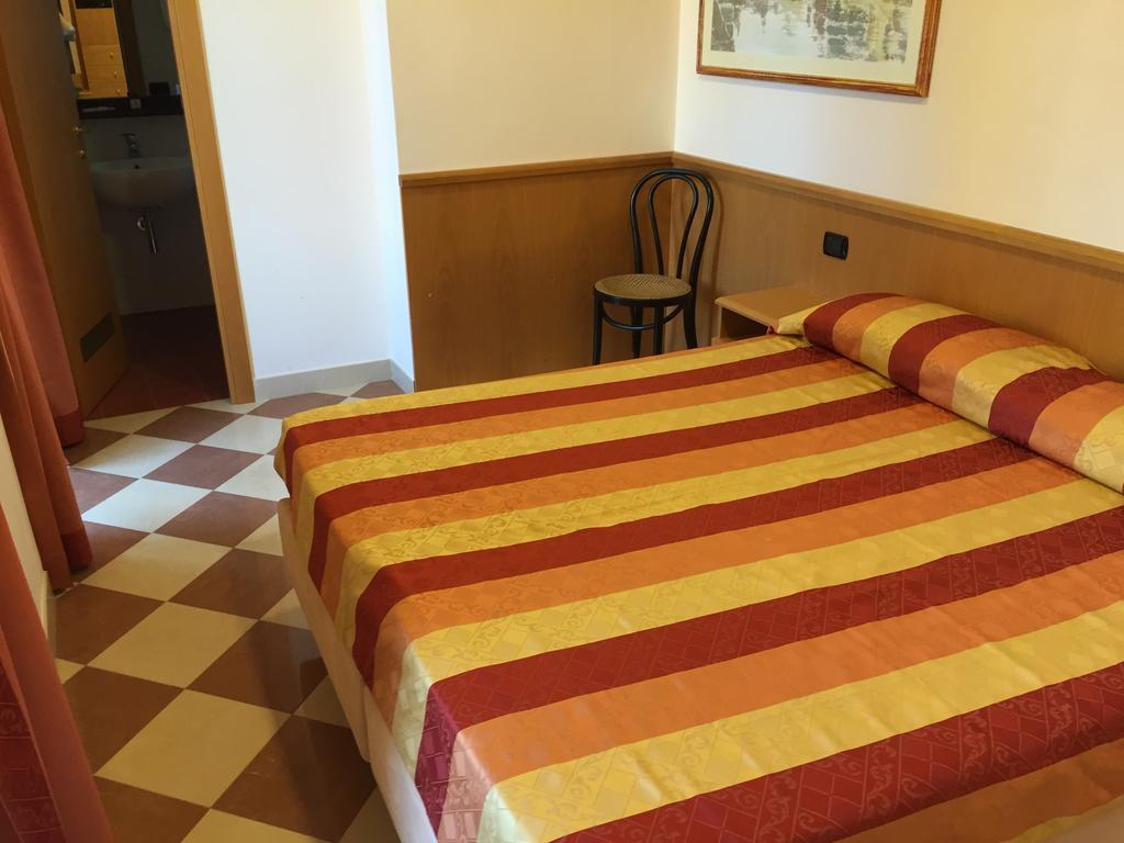 Hotel Fiorella セニガッリア 部屋 写真