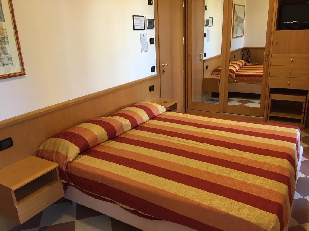 Hotel Fiorella セニガッリア 部屋 写真